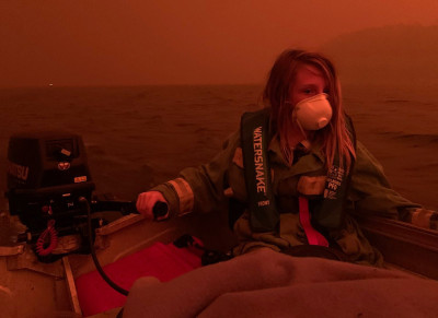 no barco para fugir às chamas