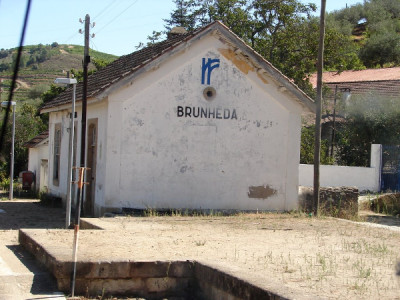 Desde o início de 2017 que a data de reabertura do troço Brunheda-Cachão tem vindo a ser sucessivamente adiada, estando agora pura e simplesmente em suspenso