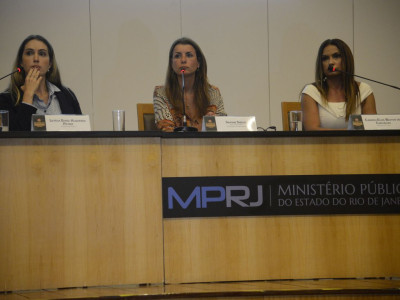 As promotoras de Justiça do Ministério Público do Estado do Rio, Letícia Emili Alqueres Petriz, Simone Sibílio e Carmen Eliza Bastos de Carvalho dão informações sobre a investigação do assassinato de Marielle Franco e Anderson Gomes. Outubro de 2019. Foto de Fernando Frazão/Agência Brasil.