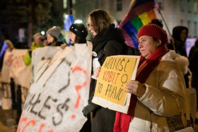 Neste sábado, 13 de janeiro, cerca de duas mil mulheres protestaram frente ao parlamento polaco, contra a criminalização total do aborto