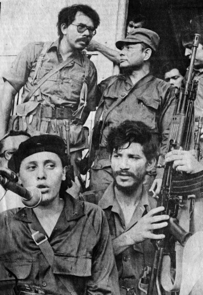 Dirigentes sandinistas: Atrás, de pé, Daniel Ortega e Tomás Borge. À frente, de cócoras, Dora María Téllez e Omar Cabezas.