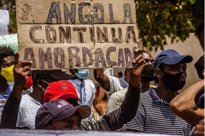 “Angola continua amordaçada”, cartaz erguido na marcha de 25 de outubro de 2020 em Luanda  – foto de Osvaldo Silva fotojornalista, https://www.facebook.com/jacafotografo/ 