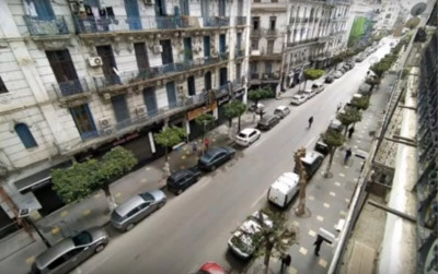 As ruas de Argel que eram palco de manifestações de centenas de milhares de pessoas agora estão desertas.