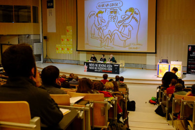 Foto da sessão “A dívida, arma fatal do capitalismo” com Silvia Federici, Éric Toussaint e Noëmie Cravatte