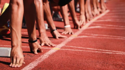 Se as restantes modalidades não tiverem acesso aos mesmos apoios que o desporto milionário, viverão eternamente numa corrida desproporcional, no qual o futebol arranca a 100m da meta e os outros desportos a 42km - Foto de desportotransmontano.com