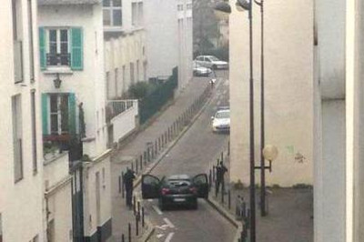 Imagem de dois dos atiradores disparando contra um carro da polícia antes de se porem em fuga. Foto Elise Barthet/Twitter