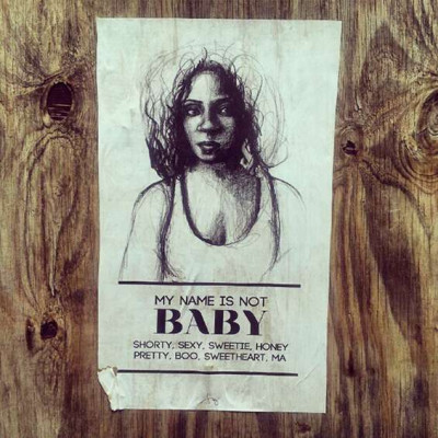 Mão de um adulto a segurar a mão de um bebé.