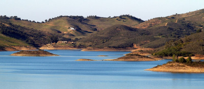 Barragem de Santa Clara, Odemira, Alentejo, 6 de fevereiro de 2008 – Foto de Guy Moll/flickr, disponível em wikipedia.pt 