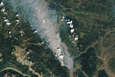 Imagem divulgada pela NASA de um dos incêndios florestais na Colúmbia Britânica.
