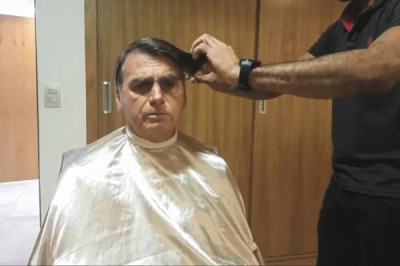 Bolsonaro corta o cabelo, transmissão direta pelo facebook