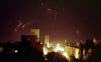 Bombardeamento de Belgrado por aviões da Nato em 1999 – Foto de Darko Dozet, wikimedia