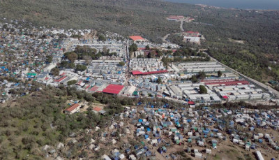 Campo de refugiados de Moria tem capacidade para 3.500 pessoas, rodeado por campos informais que triplicam o seu tamanho e onde vivem 18.000 pessoas mais - Foto de El Salto / Hibai Arbide-Muzungu coop