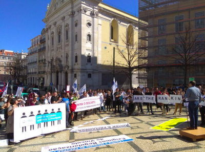 Cerca de 250 pessoas manifestaram-se esta terça-feira contra atrasos no PREVPAP, exigindo a regularização de precários do Estado.