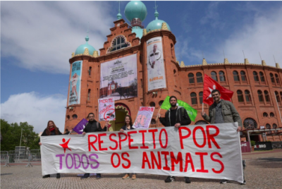 Bloquistas na Marcha Animal em frente à Praça de Touros do Campo Pequeno.