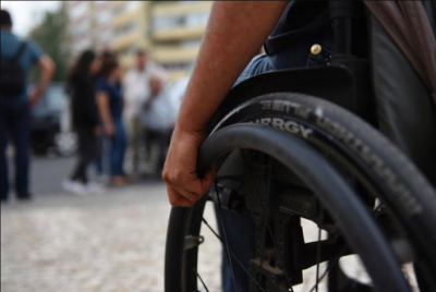 Pessoa em cadeira de rodas. Foto de Paulete Matos.