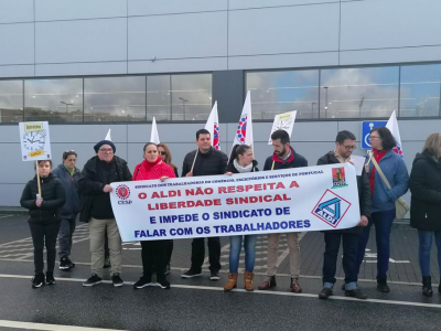 Fotografia: facebook do CESP. Ação de denúncia da loja Aldi da Maia, que tem, de acordo com o CESP, impedido o sindicato de realizar plenários e contactar com os trabalhadores. Janeiro de 2020.