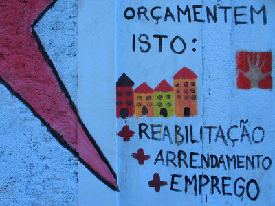 Fachada de um prédio amarelo.
