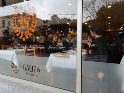 Catarina Martins almoçou na cervejaria Galiza, manifestando a sua solidariedade com os trabalhadores