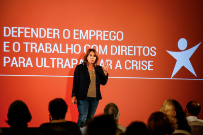 “Quem vive e trabalha neste país quer sobretudo emprego com salário digno", afirma Catarina Martins. Foto de Nuno Fox/Lusa.