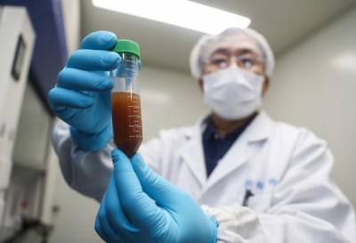 Várias instituições chinesas anunciaram o lançamento de ensaios clínicos em abril, para testar a eficácia de várias vacinas contra o novo coronavírus