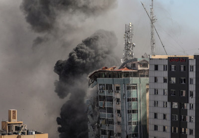 Colapso do edifício da AP e da Al Jazeera em Gaza, por ataque de Israel, 15 de maio – Foto de Mohammed Saber/Epa/Lusa