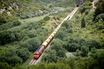 Comboio de cereais na Linha do Oeste. Foto via flickr de Nuno Mourão, licença creative commons.