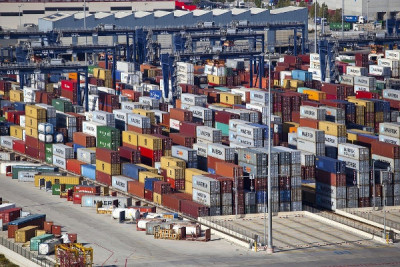 Estivadores espanhóis estão solidários com os estivadores de Lisboa e não vão operar navios desviados - Foto do porto de Algeciras