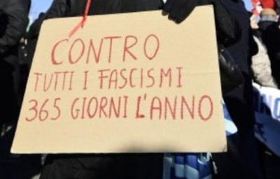 "Contra todo o fascismo 365 dias por ano", foto de manifestação em Itália