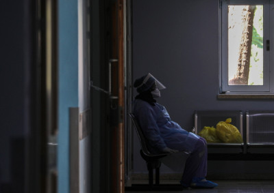 Profissional de saúde da unidade de terapia intensiva do Hospital Europeu, a leste da cidade de Rafah, no sul da Faixa de Gaza, 30 de novembro de 2020 – foto de Mohammed Saber/EPA/Lusa