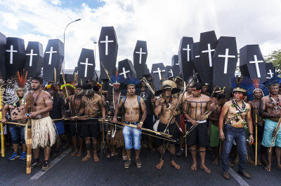 Foto de Rogério Assis/MNI. Cerimónia fúnebre de protesto na Esplanada dos Ministérios. "Os nossos familiares estão a ser assassinados pela política atrasada dos parlamentares que não respeitam a Constituição" disse Sônia Guajajara.