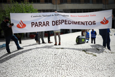 Trabalhadores do Santander Totta manifestaram-se contra despedimento de 100 a 150 trabalhadores em 12 de maio de 2021 – Foto de Estela Silva/Lusa