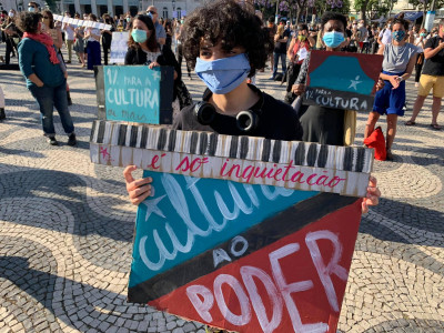 "Quantos trabalhadores foram apoiados no âmbito do PEES para a Cultura em 2020?", questionam as deputadas. 