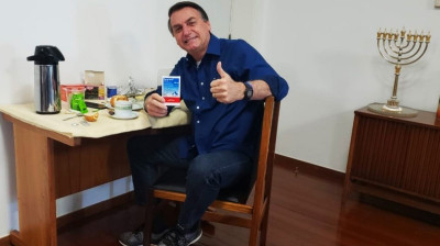 Jair Bolsonaro no dia em que comunicou que tinha testado negativo à covid-19.