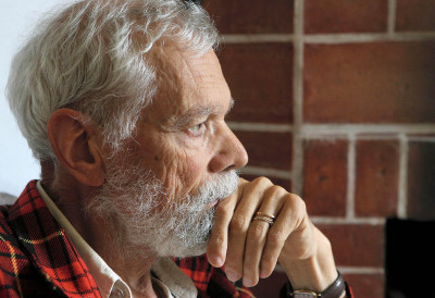 O rosto de José Mattoso de perfil.