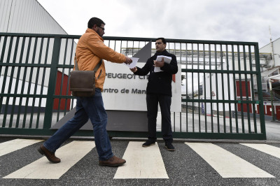 Comissão de Trabalhadores distribui comunicado à porta da PSA Mangualde.