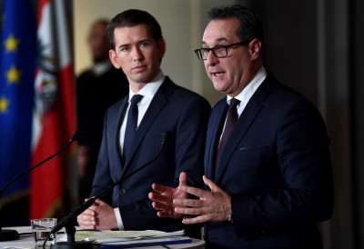 Sebastian Kurz (direita) e Heinz-Christian Strache (esquerda). Foto de Christian Bruna/ EPA/ LUSA.