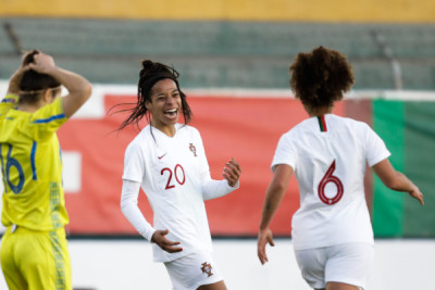 A jogadora de Portugal Jéssica Silva (C) festeja após marcar um golo contra a Ucrânia, durante o jogo amigável entre as duas seleções A de futebol feminino, disputado no Estádio Municipal de Torres Novas, em Torres Vedras, 20 de janeiro de 2019.
