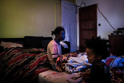 Higina Coxi e o seu filho James no interior da sua casa, no Bairro da Jamaica, Seixal, 23 de janeiro de 2019. Foto de Mário Cruz/Lusa.