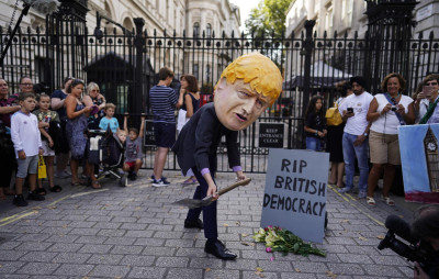 Caricatura de Boris Johson no protesto contra a suspensão do Parlamento britânico.