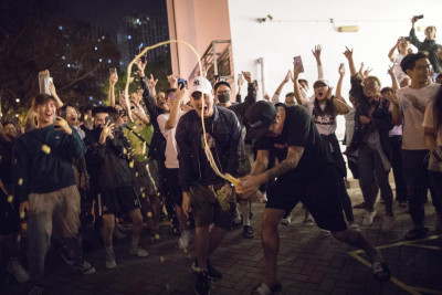 Festejos nas ruas de Hong Kong pelo resultado das eleições para os conselhos distritais. Novembro de 2019.