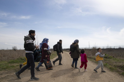 Refugiados dirigem-se à zona de fronteira entre Turquia e Grécia. Fevereiro de 2020.