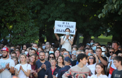 "Apoio eleições livres", um dos cartazes que surgiu no espetáculo marcado pelas autoridades em Minsk. Foto de TATYANA ZENKOVICH/EPA/Lusa.