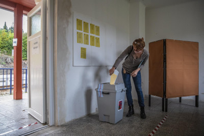 Eleitora vota nas eleições checas. Outubro de 2020. Foto de MARTIN DIVISEK/EPA/Lusa.