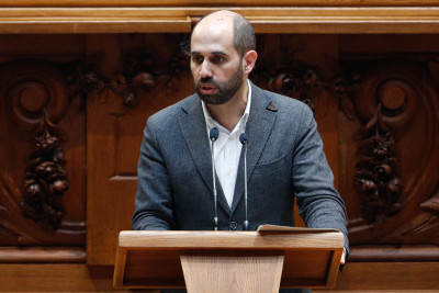 Pedro Filipe Soares no Plenário do Parlamento. Foto de António Cotrim/Lusa.