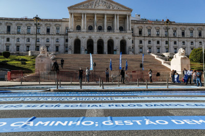 Protesto da Fenprof em frente ao Parlamento. Foto de António Cotrim/Lusa.