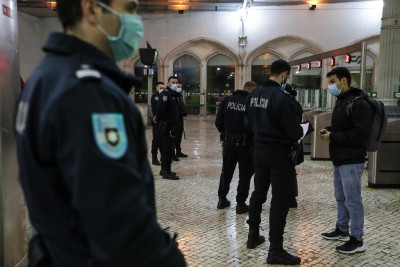 Estado de emergência. Controlo policial na estação do Rossio. Novembro de 2020. Foto de Tiago Petinga/Lusa.