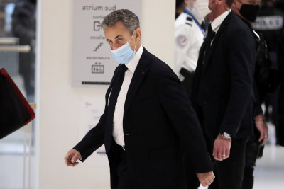 Sarkozy à entrada do julgamento em que está acusado de corrupção. Foto de JULIEN DE ROSA/EPA/Lusa.