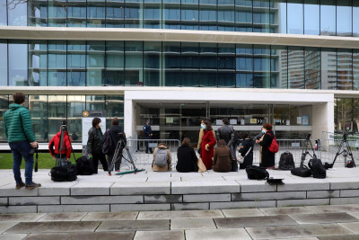 Jornalistas aguardam o início do julgamento no Campus de Justiça. Foto de António Cotrim, Lusa.