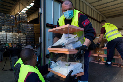 Trabalhadores preparam urnas de voto para distribuição nos centros eleitorais.
