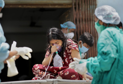 Calcutá, profissionais de saúde recebem uma paciente. Foto de PIYAL ADHIKARY/EPA/Lusa.